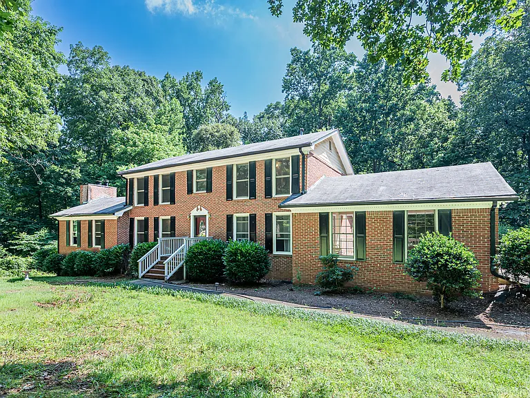 520 Arnold Rd — Photo 2