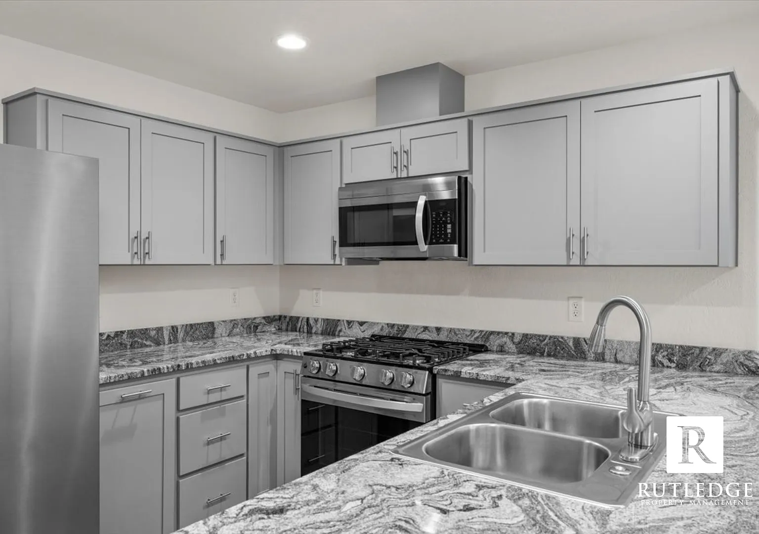 Gorgeous! 3 Bedroom/2.5 Bath Townhome in Eagle Point — Photo 4