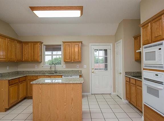 3rd image of 803 Yellowstone Dr