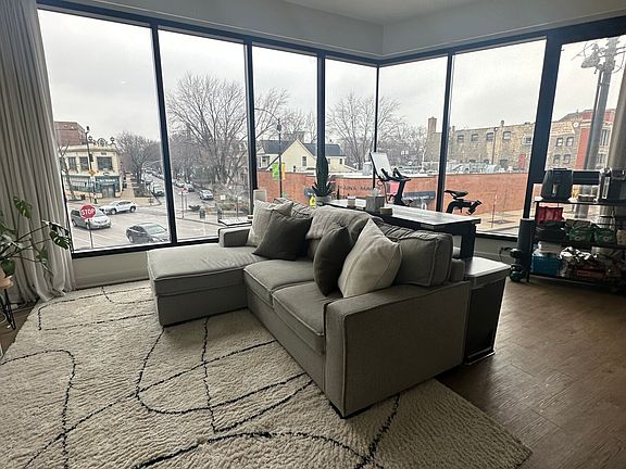 2nd image of 3462 N Lincoln Ave #205