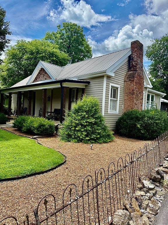218 W Main St - Property Image