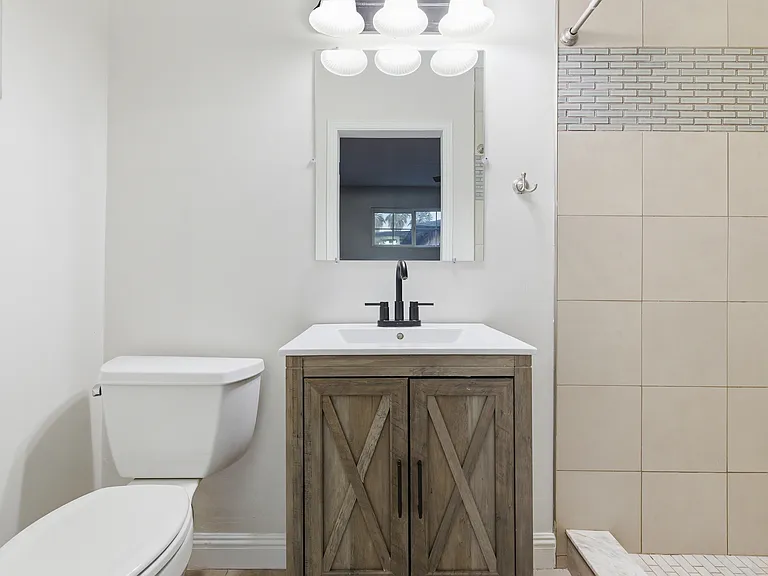 1901 N 48th Pl — Photo 12