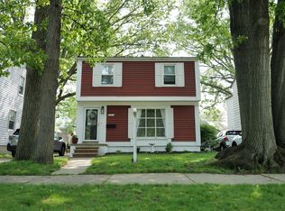 2217 Hampton Rd, Grosse Pointe Woods, MI 48236