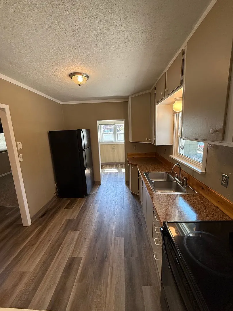 Charming 2 Bedroom Home Near Pioneer Park, Hospitals & Schools! — Photo 3