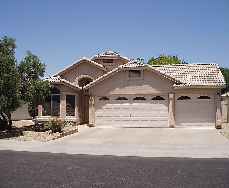 Front of house! Beautiful house great price! 3 bed / 2 bath, 1614 sq. Single s