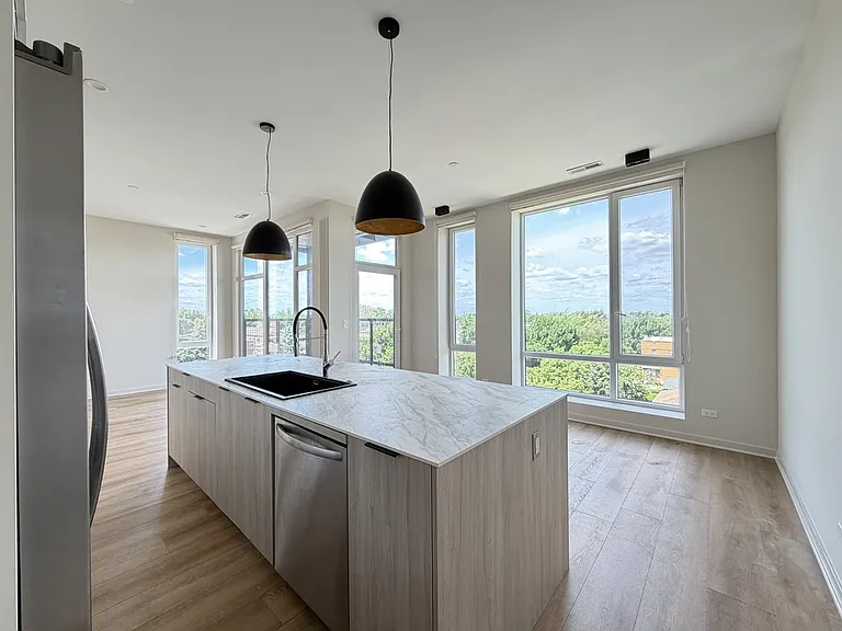3207 N Narragansett Ave #504 — Photo 4