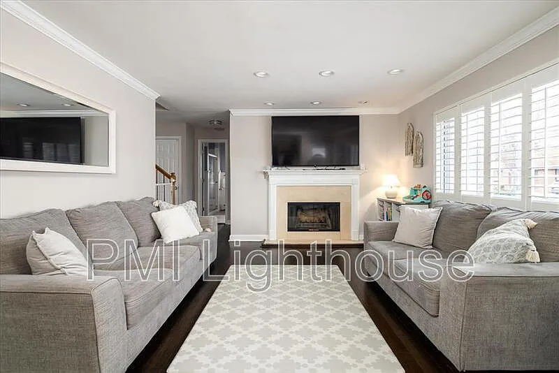 4 bed, 2.0 bath, 2000 sqft, $4,500 — Photo 2