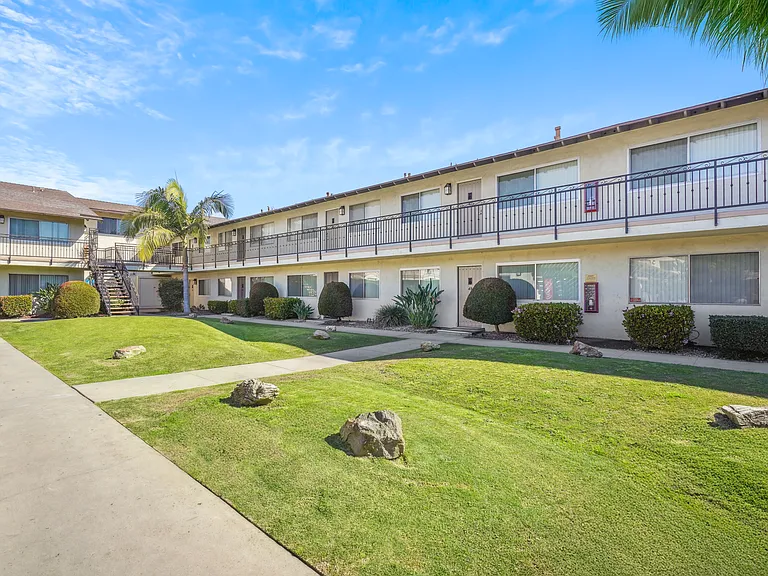 Sierra West Apartments — Photo 12
