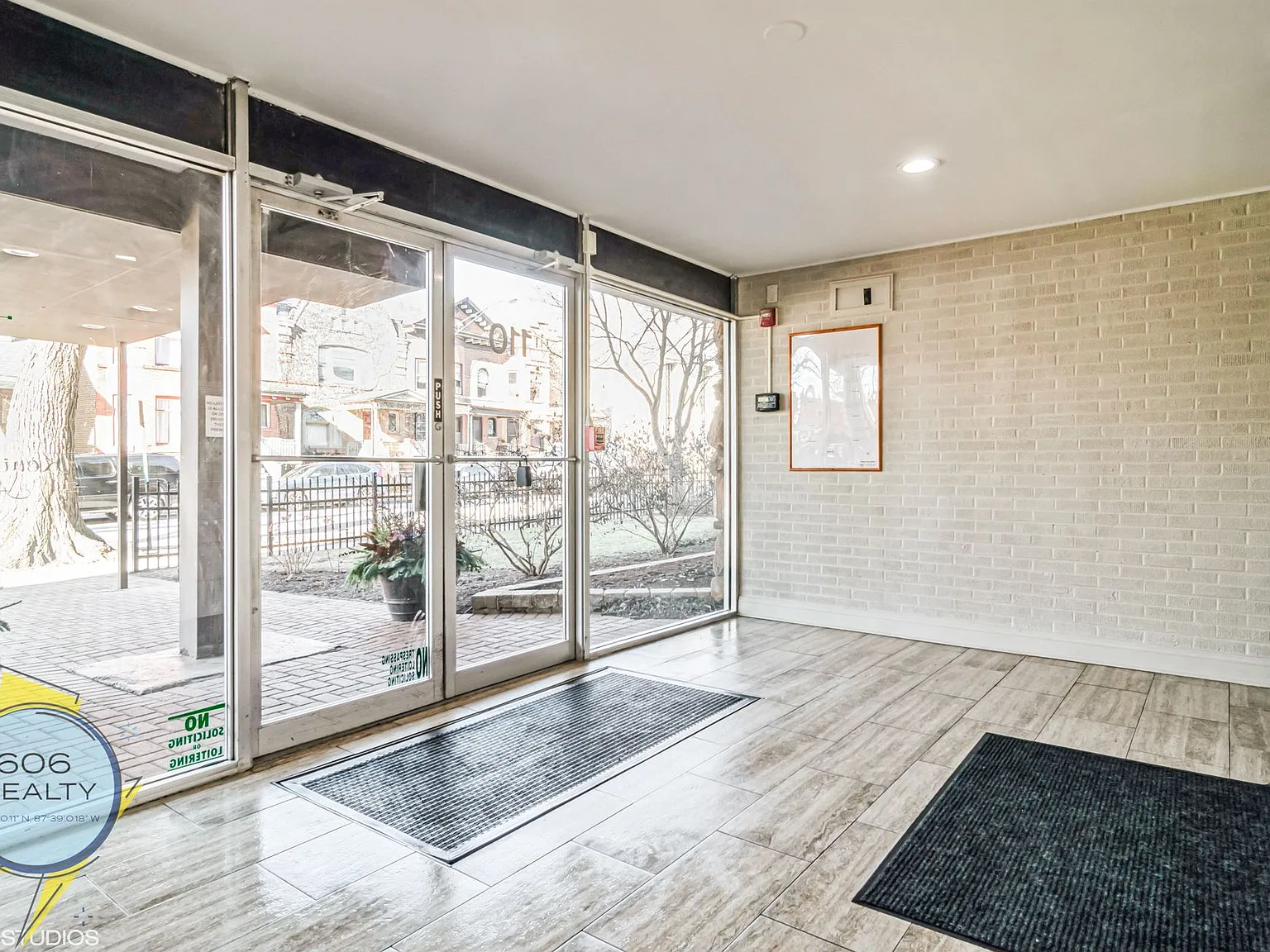 Kenilworth Tower - Heart of Oak Park! — Photo 2