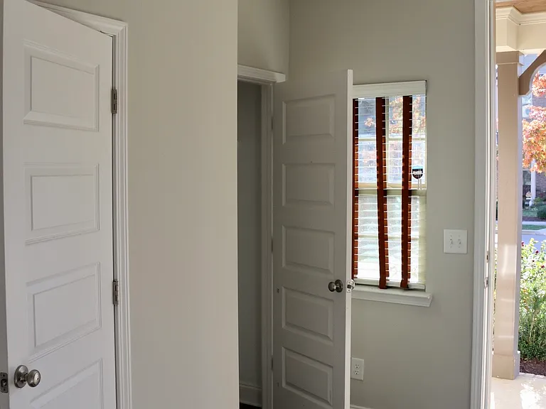 2595 Wellesley Square Dr — Photo 18