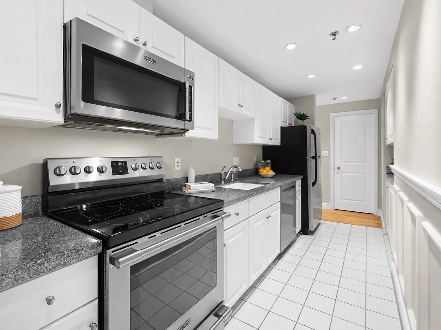 1 bed, 1.0 bath, 716 sqft, $3,800 — Photo 2