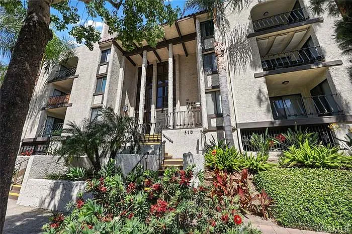 2 bed, 890 sqft, $2,500 — Photo 2