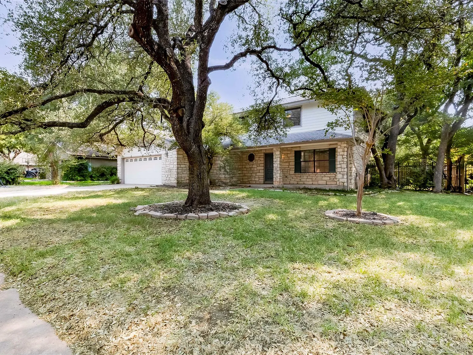 4 bed, 2.5 bath, 2416 sqft, $3,600 — Photo 2