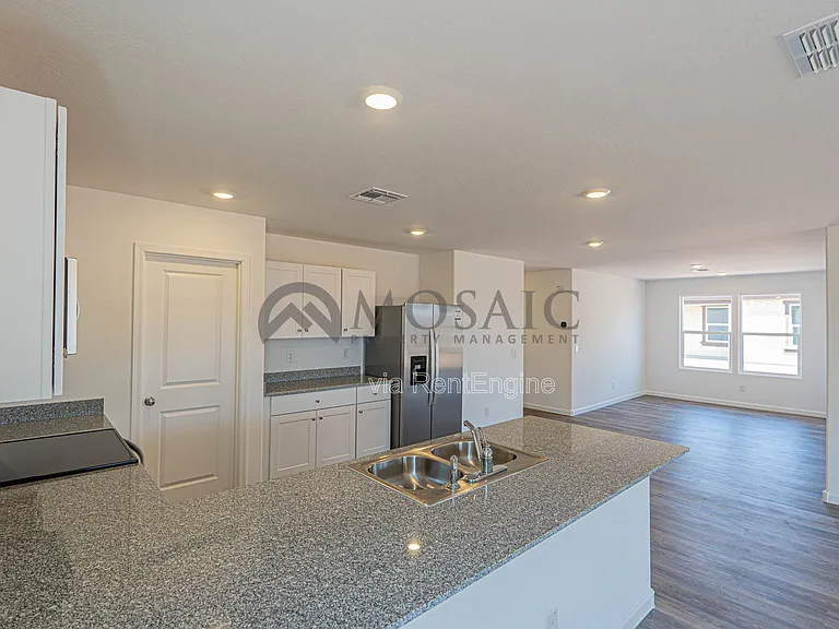 1445 E Jaycie Dr — Photo 3