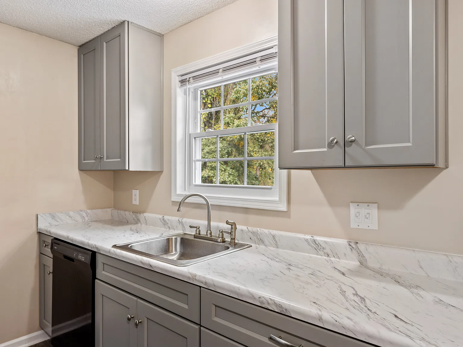 Holly Leaf Apartments — Photo 1