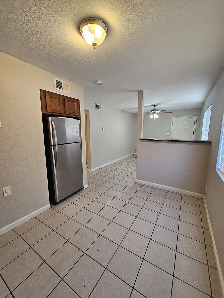 Building Photo - 1441 S 14th Ave #4