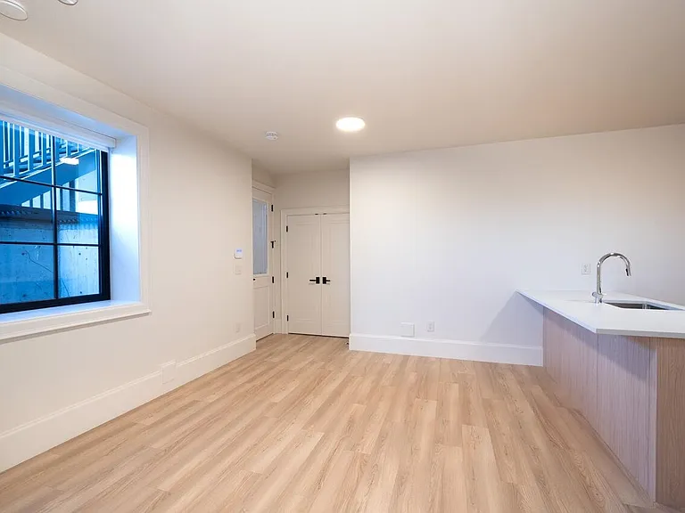 5770 Kitchener St #LOWER — Photo 6