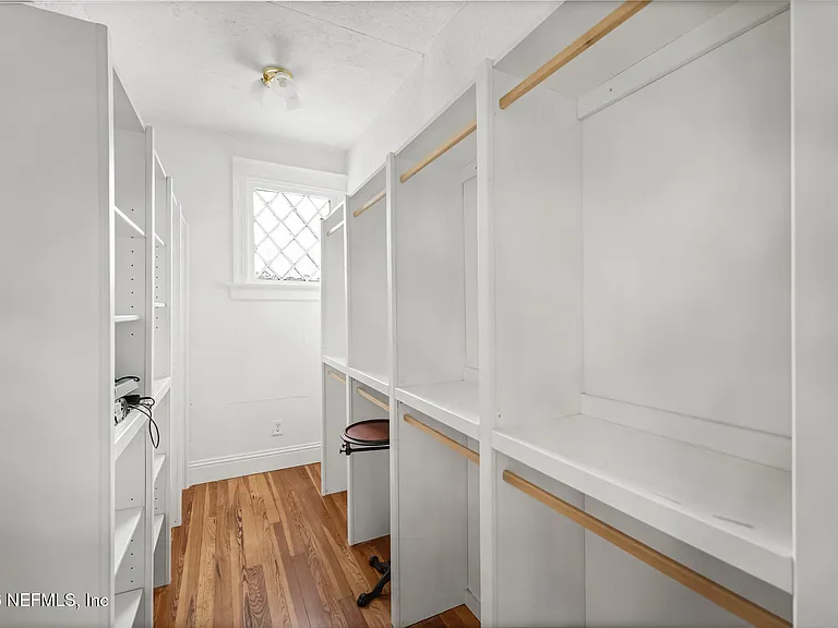 289 N Roscoe Blvd — Photo 27