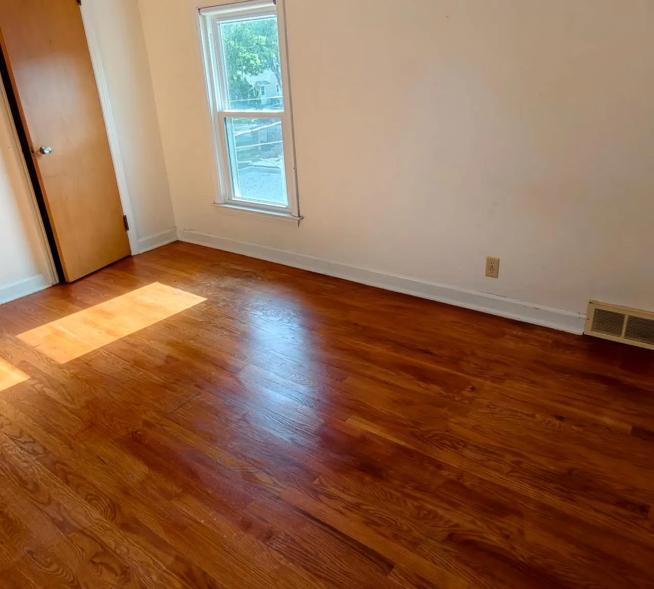 3 bed, 1.5 bath, 1800 sqft, $3,100 — Photo 3