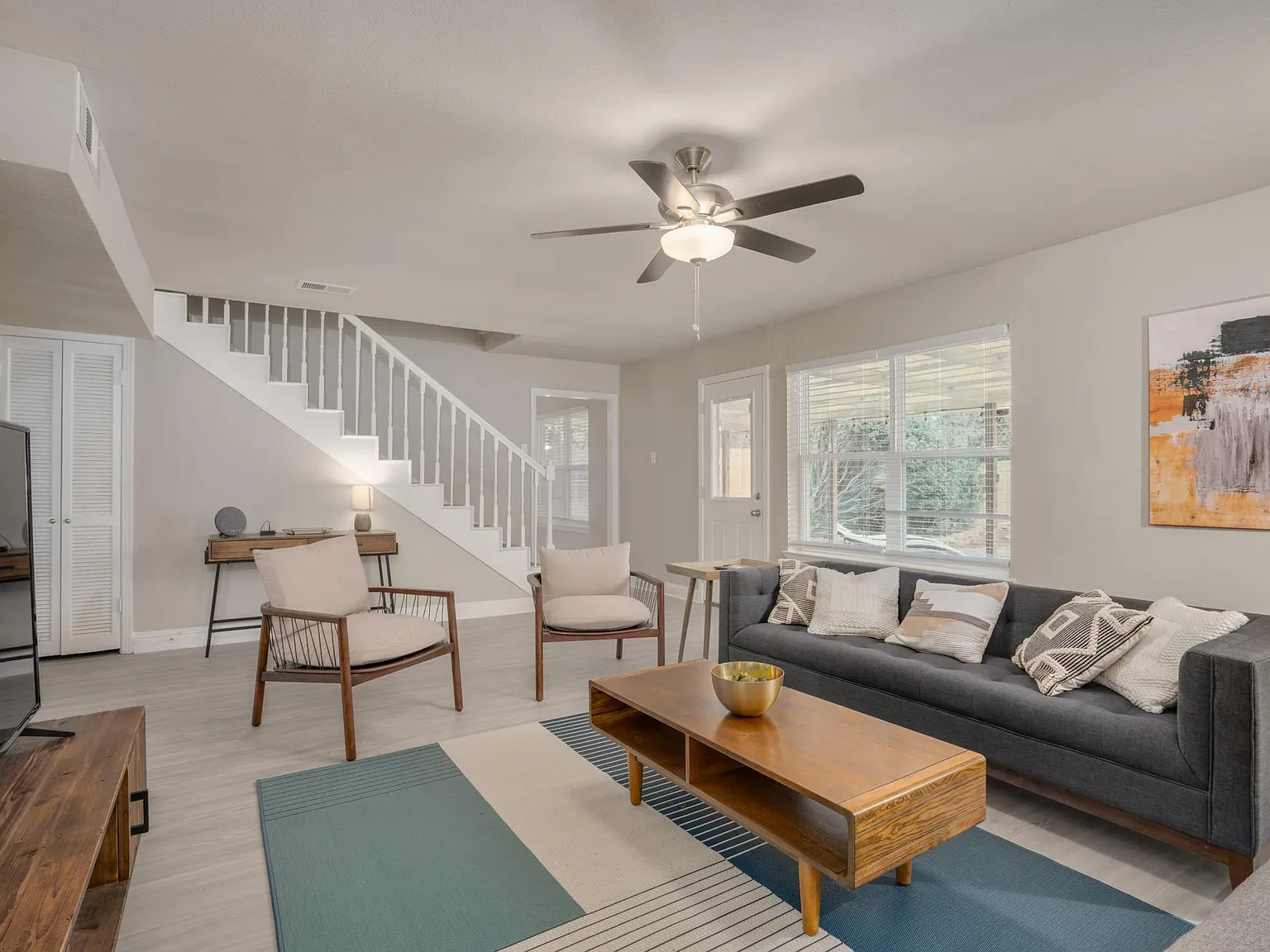 5 bed, 2.5 bath, 2920 sqft, $8,250 — Photo 4