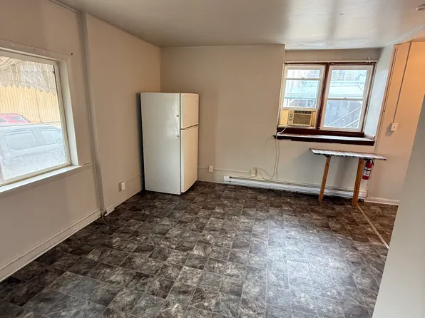 123 N Sycamore St #1H, Monticello, IA 52310