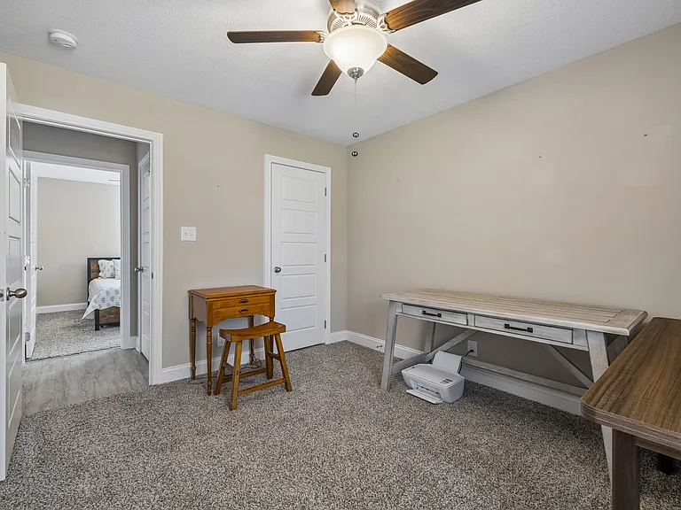833 Lutz Ln — Photo 32