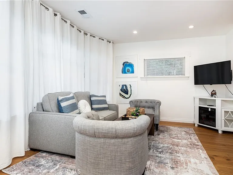 6008 Carlton Way — Photo 4