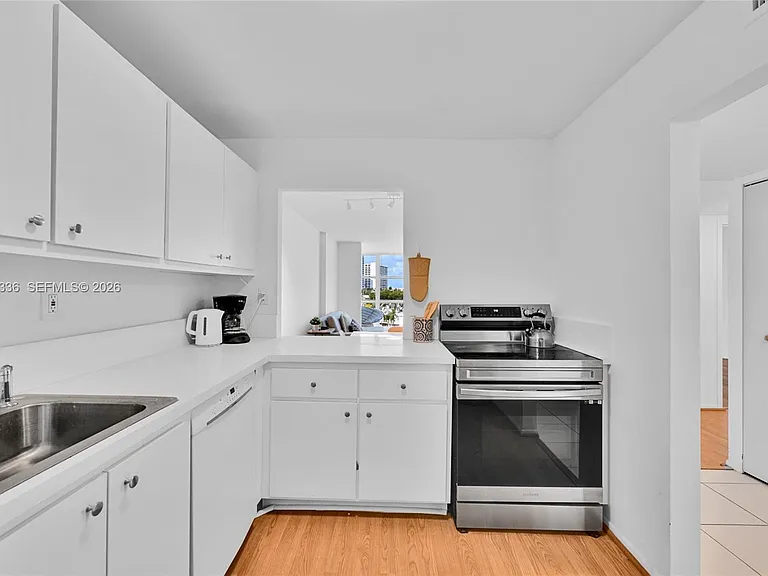 800 Parkview Dr #605 — Photo 15
