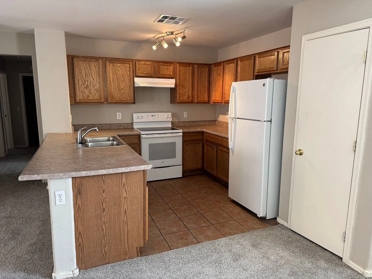 Beautiful 4 Bedroom Home for Rent in Buckeye! — Photo 3