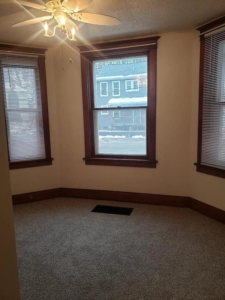 2 bed, 1000 sqft, $995 — Photo 2