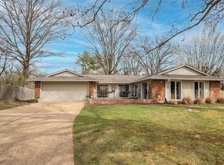 2 Hideaway Ln, Ballwin, MO 63011