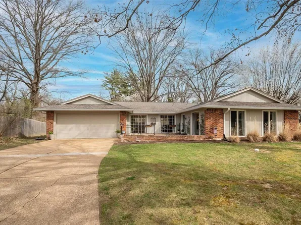 2 Hideaway Ln, Ballwin, MO 63011