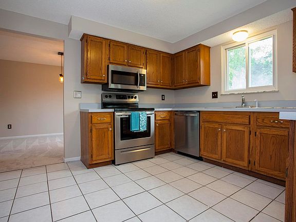 5th image of 464 Beaverbrook Dr
