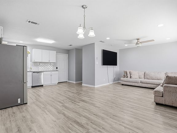 4th image of 1540 Roma Ln