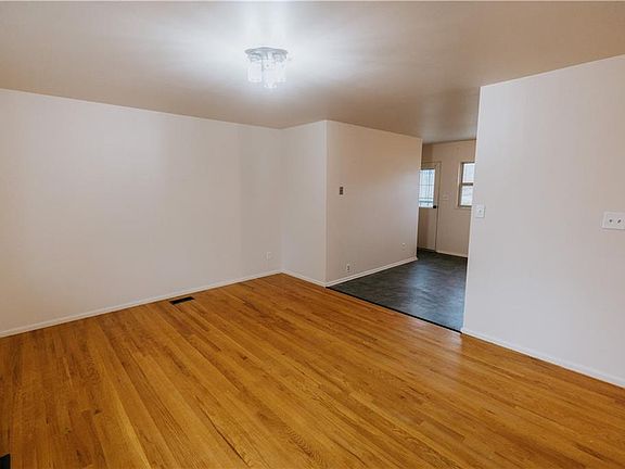 4th image of 3033 Floyd Ave