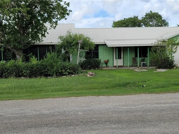 702 S 13th St, Seadrift, TX 77983