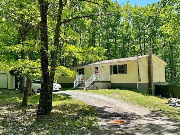11 White Birch Ln, Hawley, PA 18428