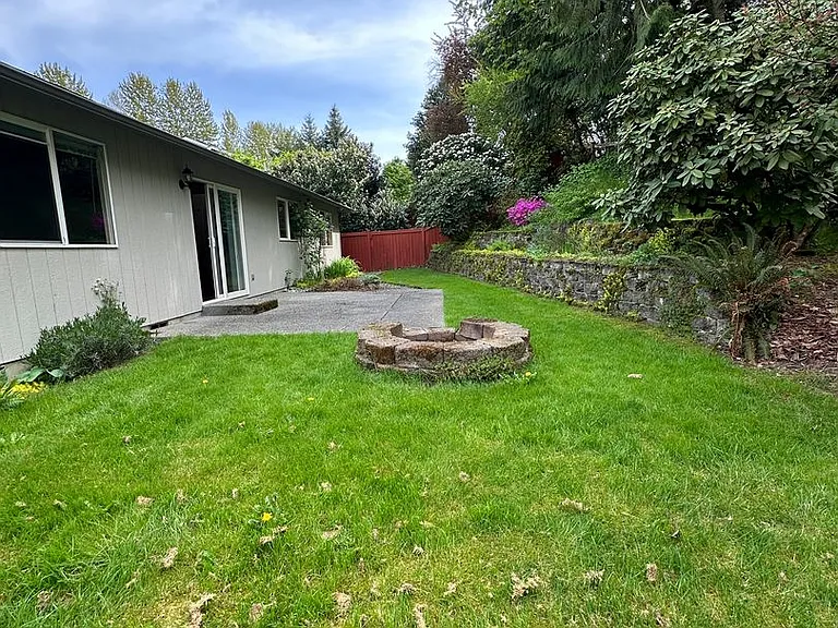 408 Saratoga St — Photo 5