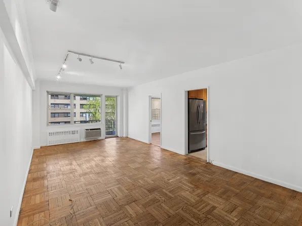 40 East 9th Street 4J image 2 of 19