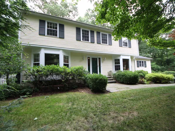 84 Raymond Ln, Wilton, CT 06897