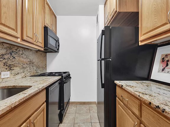 3rd image of 61 W 62nd St #14N1