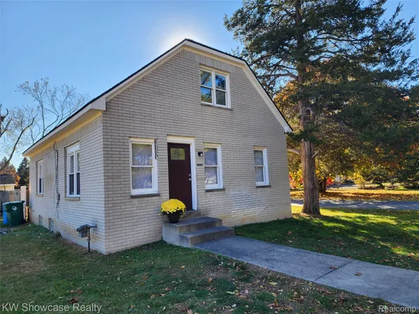 1825 Bass Lake Rd, Commerce Township, MI 48382