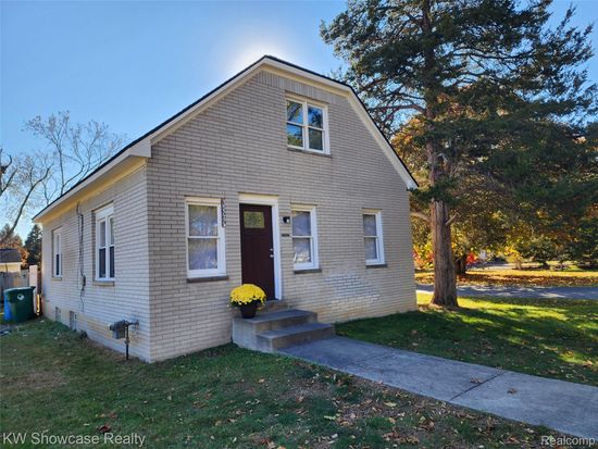 1825 Bass Lake Rd, Commerce Township, MI 48382