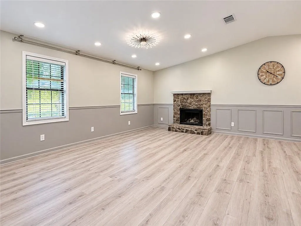4 bed, 3.0 bath, 2259 sqft, $2,600 — Photo 3