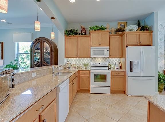 4th image of 26332 Stonewall Ln