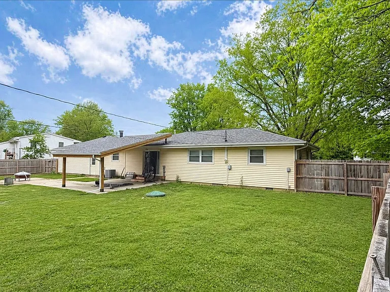 405 Knolls Dr — Photo 2