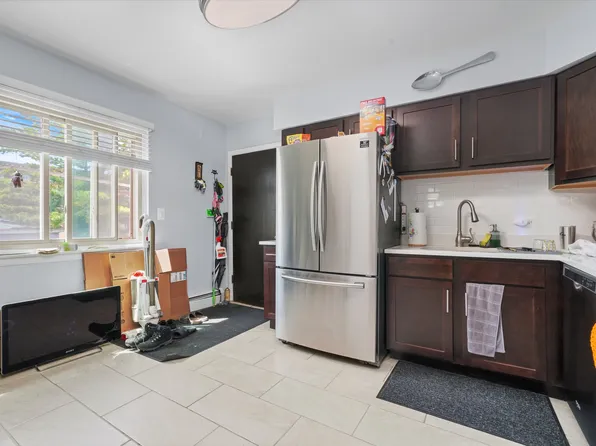 8050 Niles Ave APT 2E, Skokie, IL 60077