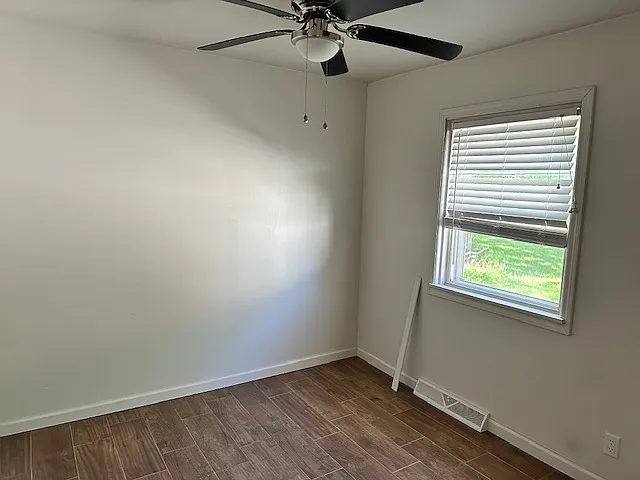 220 Robert Dr — Photo 4