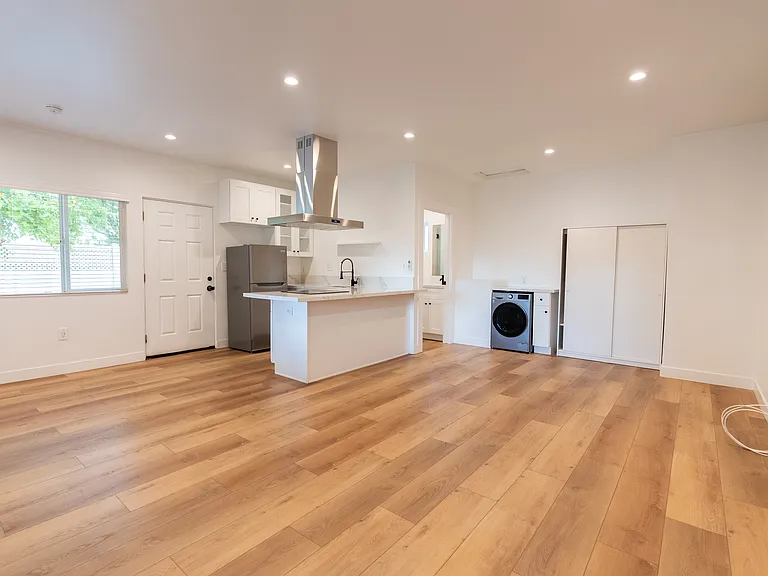 11303 Louise Ave — Photo 3