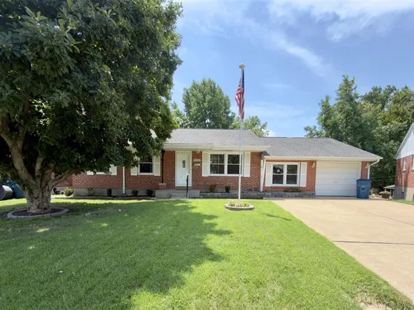 9218 Damson Dr, Saint Louis, MO 63123